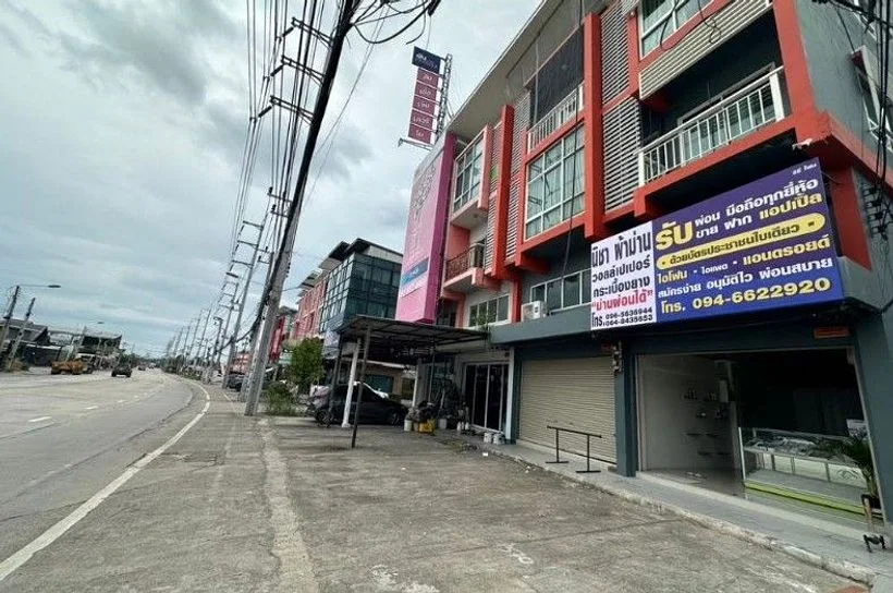 หน้าร้านสาขานิชา ผ้าม่าน ป้ายระบุผ้าม่าน วอลล์เปเปอร์ กระเบื้องยาง และม่านผ่อนได้